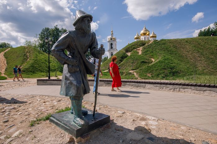 Дмитров. Скульптурная композиция «Горожане»