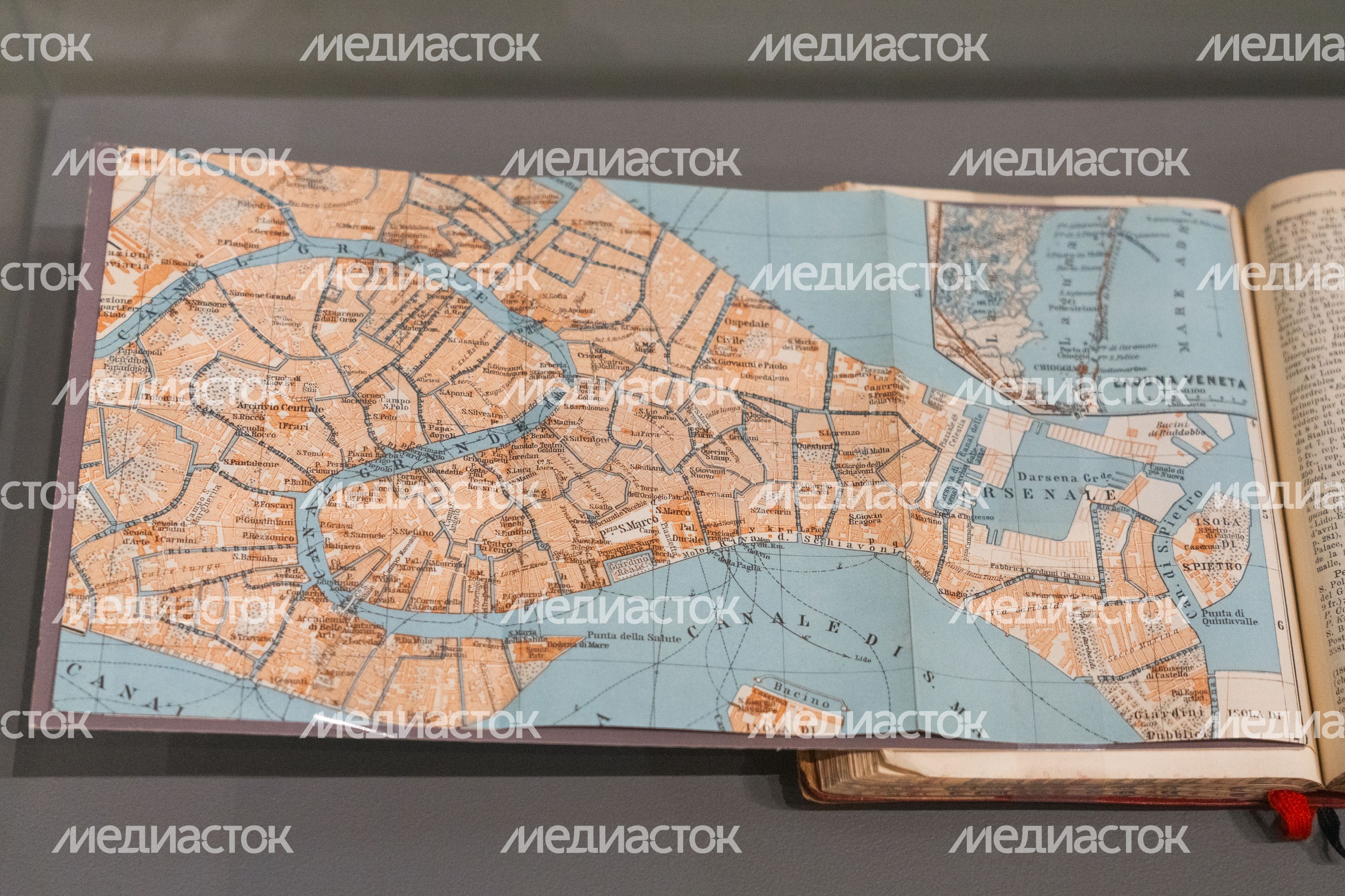 Выставка «Каким бывает путеводитель» в музее-заповедника «Архангельское»