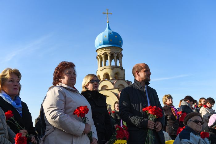 Открытие после реставрации воинского мемориала в деревне Ельня в Подмосковье