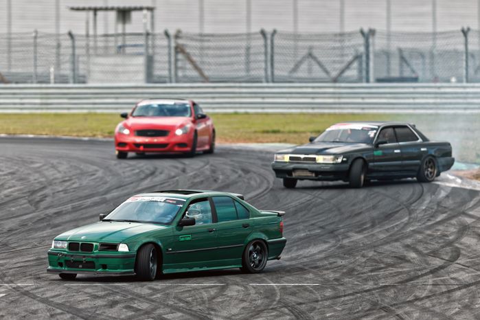 Дрифт-гонка автомобилей по автодрому Moscow Raceway на фестивале «Дрифт Экспо» в Волоколамске