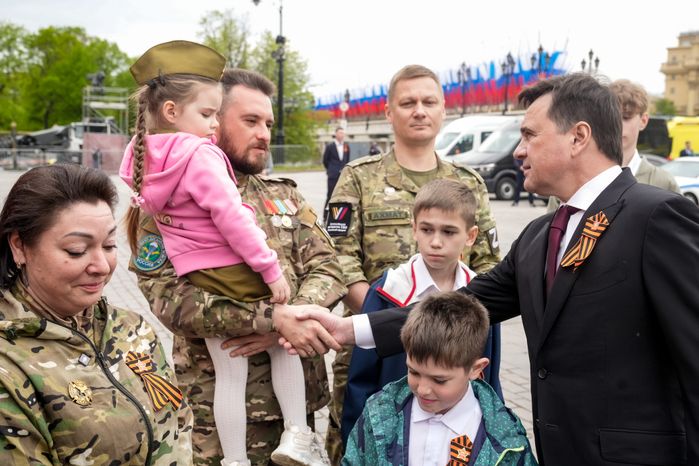 Андрей Воробьев вместе с героями СВО и детьми возложил цветы к Вечному огню у стен Кремля