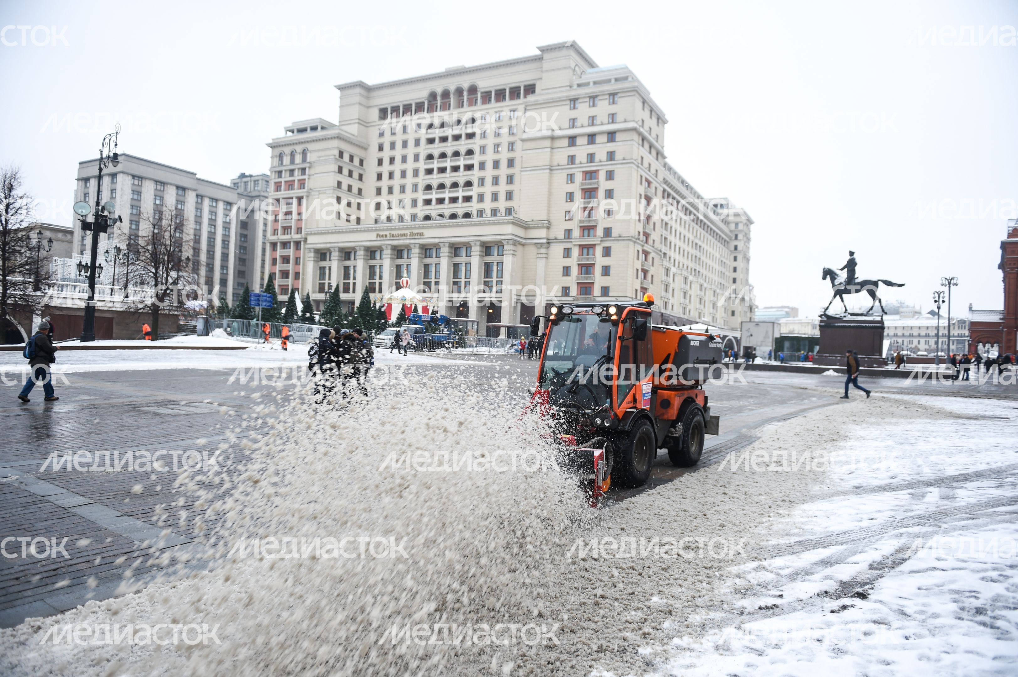 Последстивя сильного снегопада в Москве