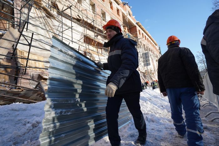 Кадры с места обрушения строительных лесов на Лубянском проезде в Москве