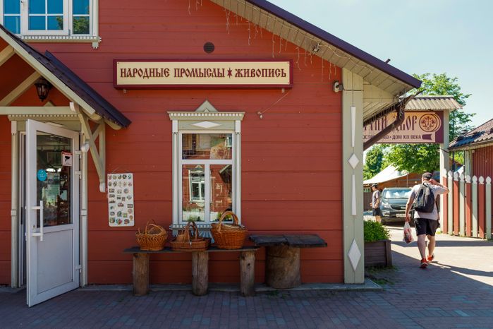 Летние виды улицы Московской со старинными домами в Звенигороде