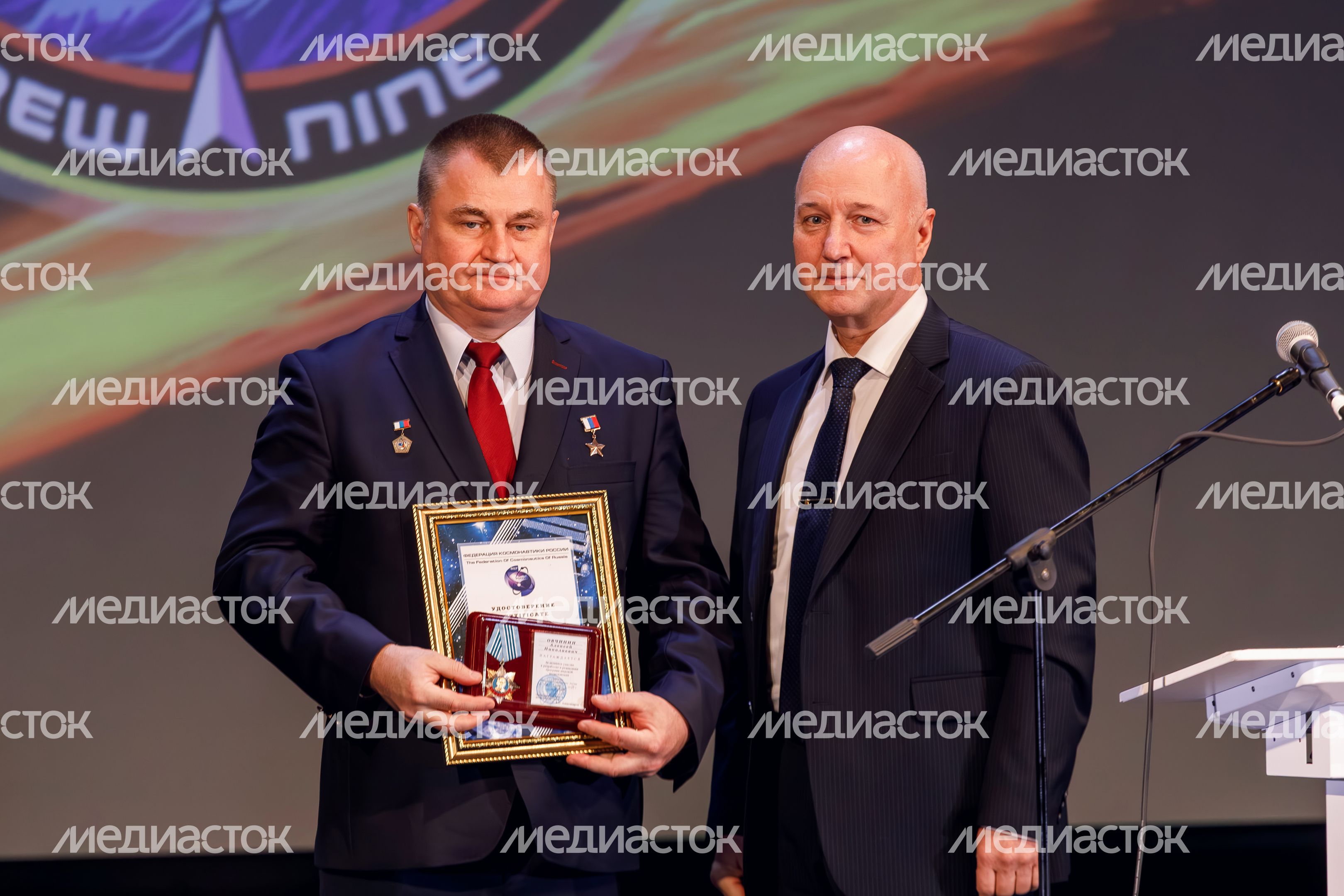 Космонавт Алексей Овчинин получил медаль от Федерации космонавтики России