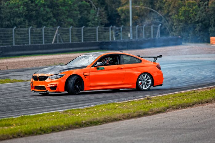 Дрифт-гонка автомобилей по автодрому Moscow Raceway на фестивале «Дрифт Экспо» в Волоколамске