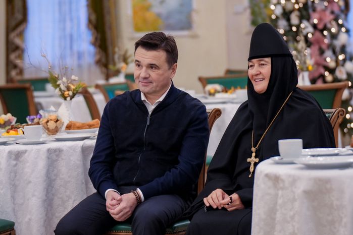 Андрей Воробьев поздравил с Новым годом воспитанниц детского приюта при Покровском монастыре