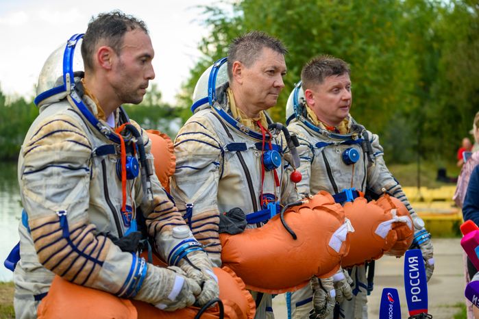 Астронавт NASA Маркос Берриос, космонавты Роскосмоса Олег Кононенко и Александр Гребенкин на тренировке по приземлению