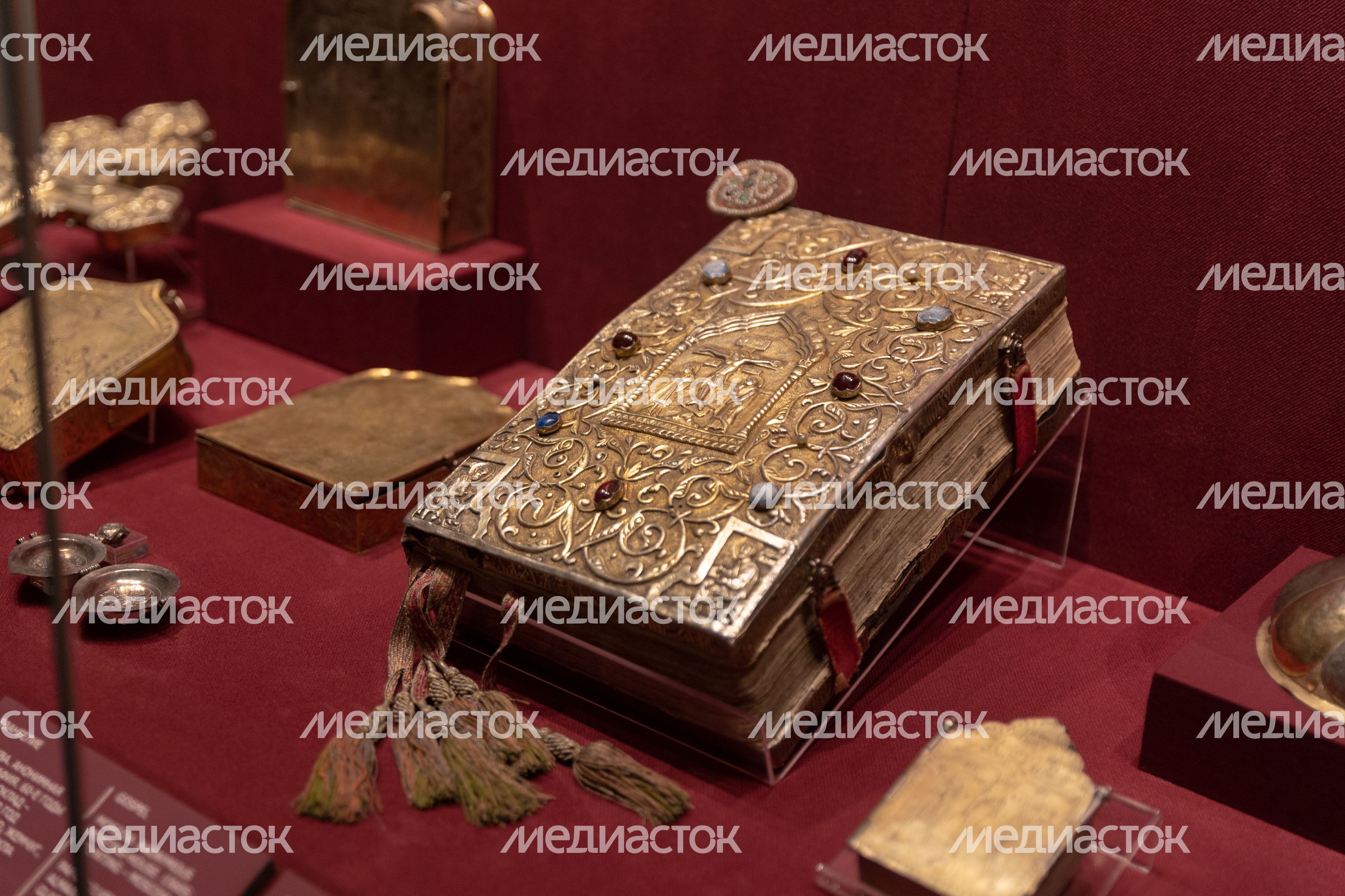 Ризница. Экспозиция Реликвия и сокровища Троице-Сергиева монастыря XI-XVII веков Ризница. Экспозиция Реликвия и сокровища Троице-Сергиева монастыря XI-XVII веков