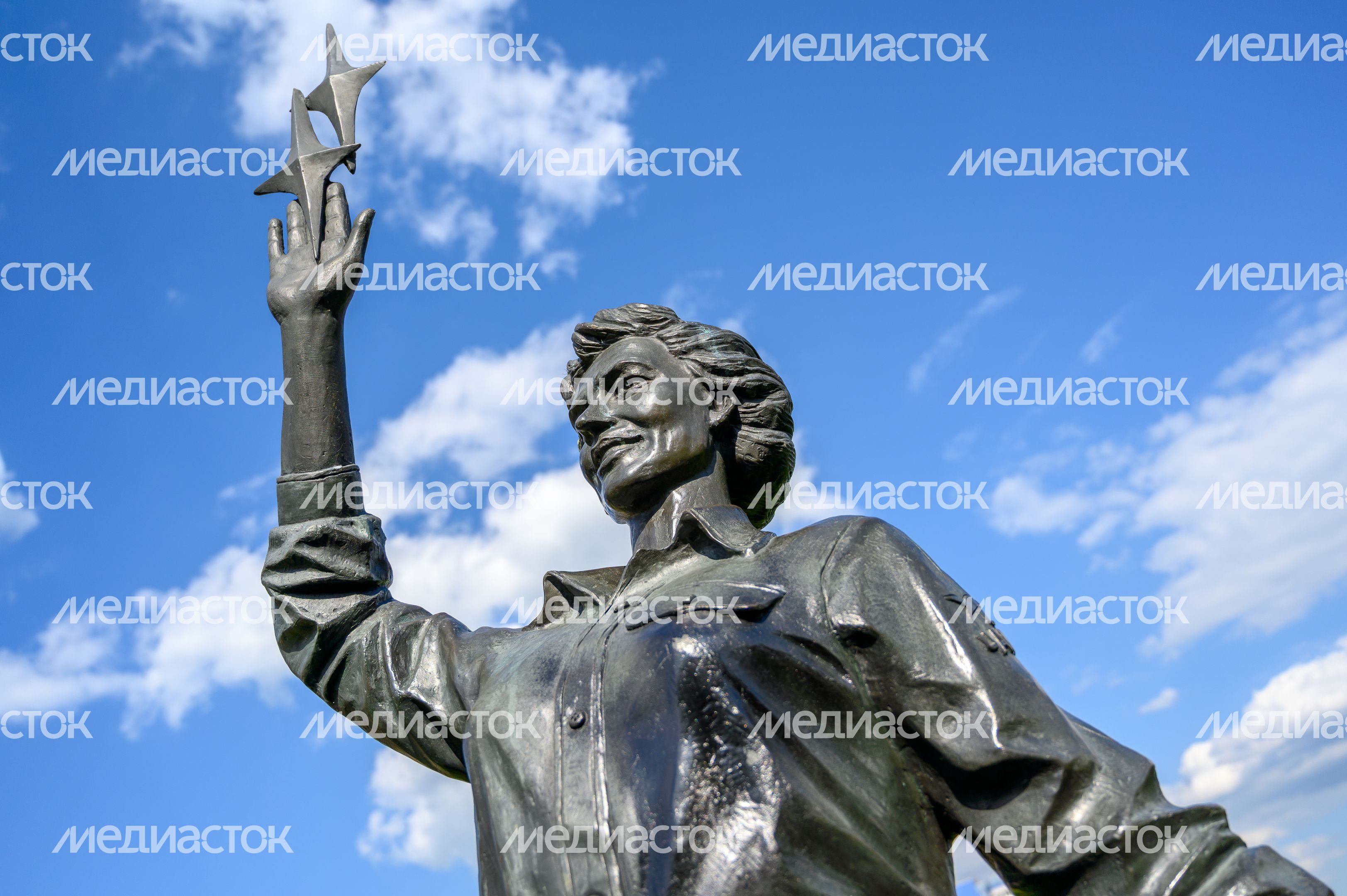 Памятники космонавтам в ЖК «Лукино-Варино» поселка Свердловский округа Лосино-Петровский Памятники космонавтам в ЖК «Лукино-Варино» поселка Свердловский округа Лосино-Петровский