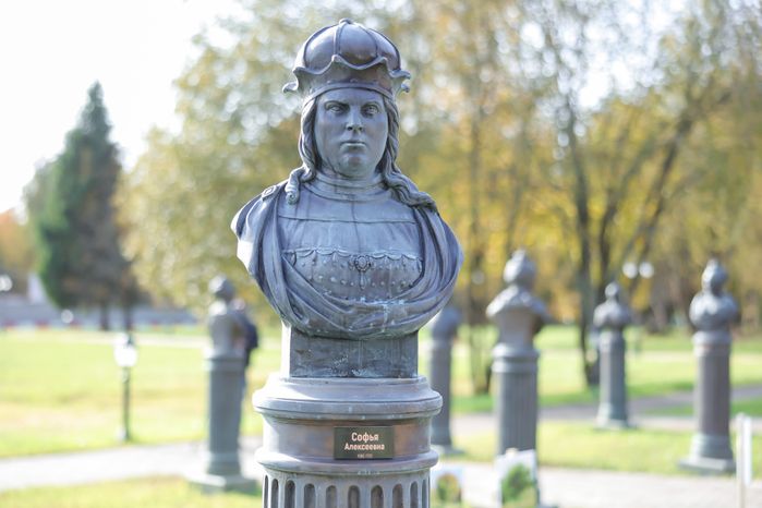 Бюст Софьи Алексеевны в Аллее правителей в усадьбе Татищева под Солнечногорском