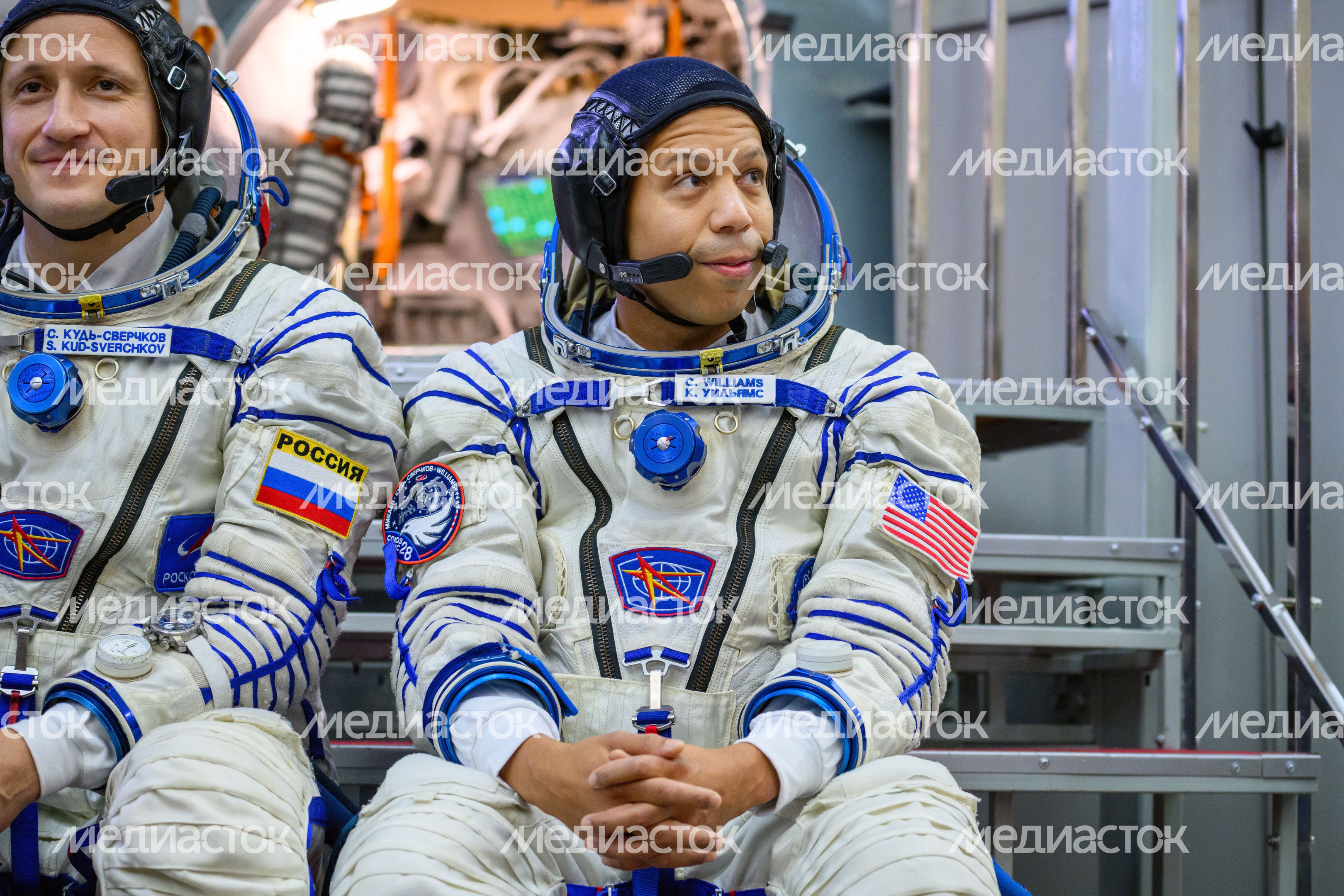 Космонавты основного экипажа МКС-74 Сергей Кудь-Сверчков и Кристофер Уилльямс в Звездном городке