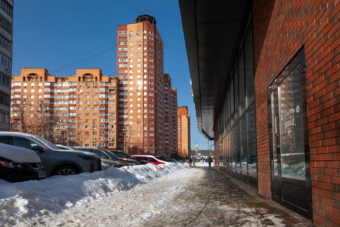 Зимние виды улиц города Дзержинский