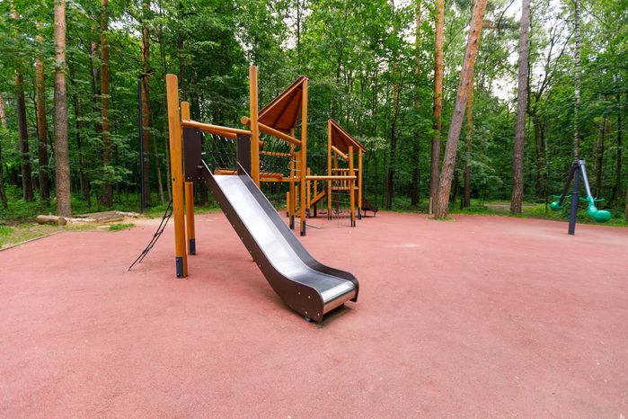 Детская площадка с горкой в лесопарке «Волкуша» в Лыткарино