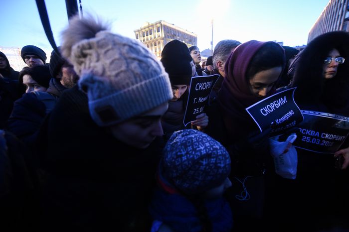 Акция в память о погибших в Кемерове на Пушкинской площади в Москве