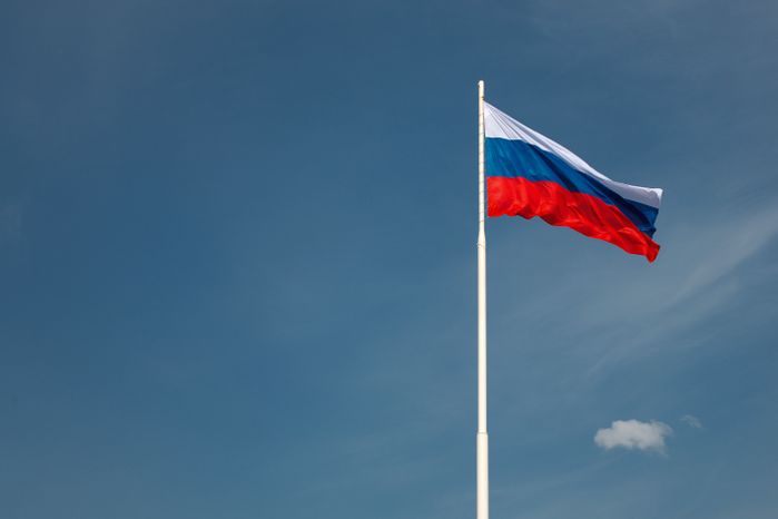 Флаг России на фоне голубого неба в Подмосковье
