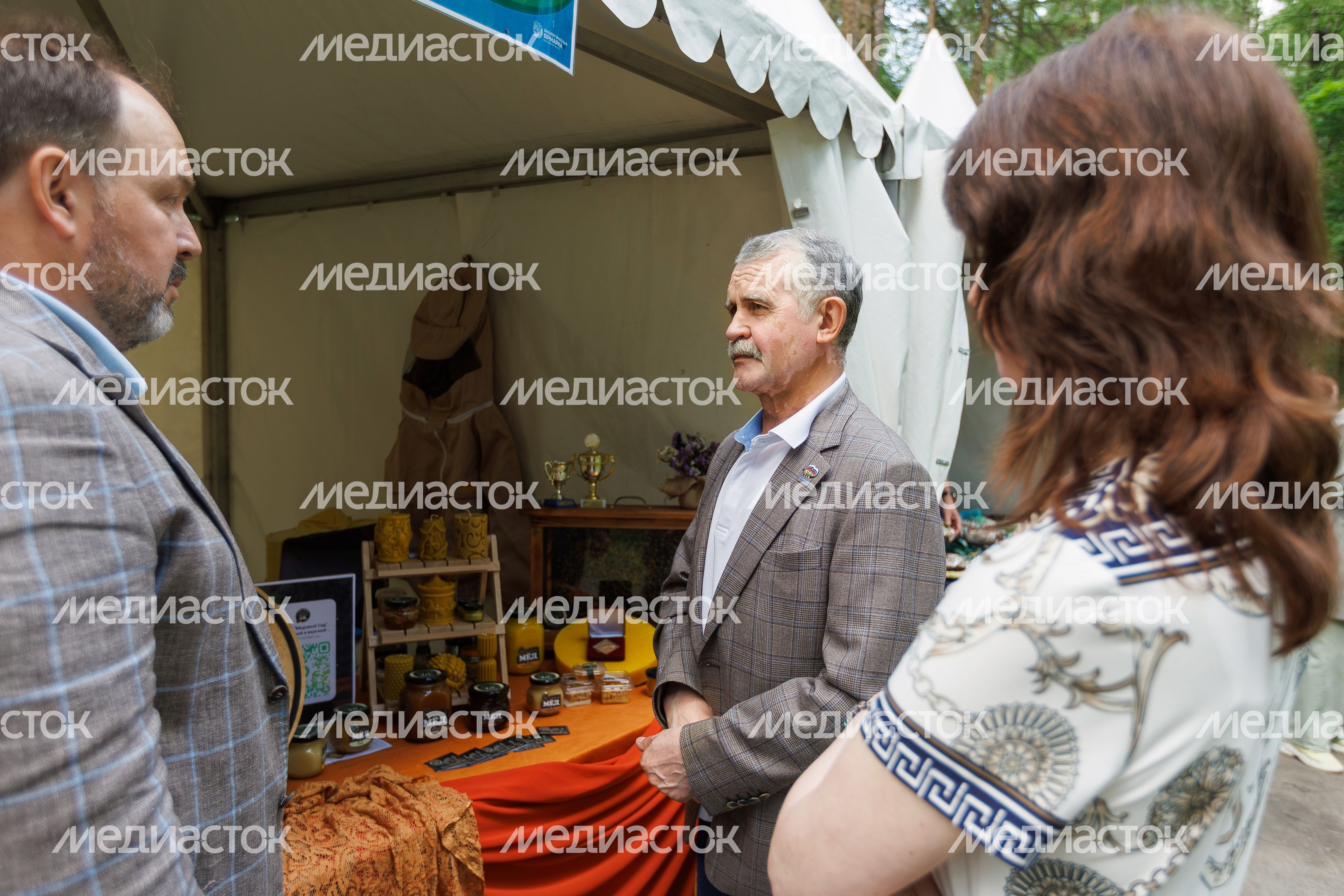Депутат Московской областной Думы Владимир Шапкин среди жюри Ярмарки экологических проектов-2026
