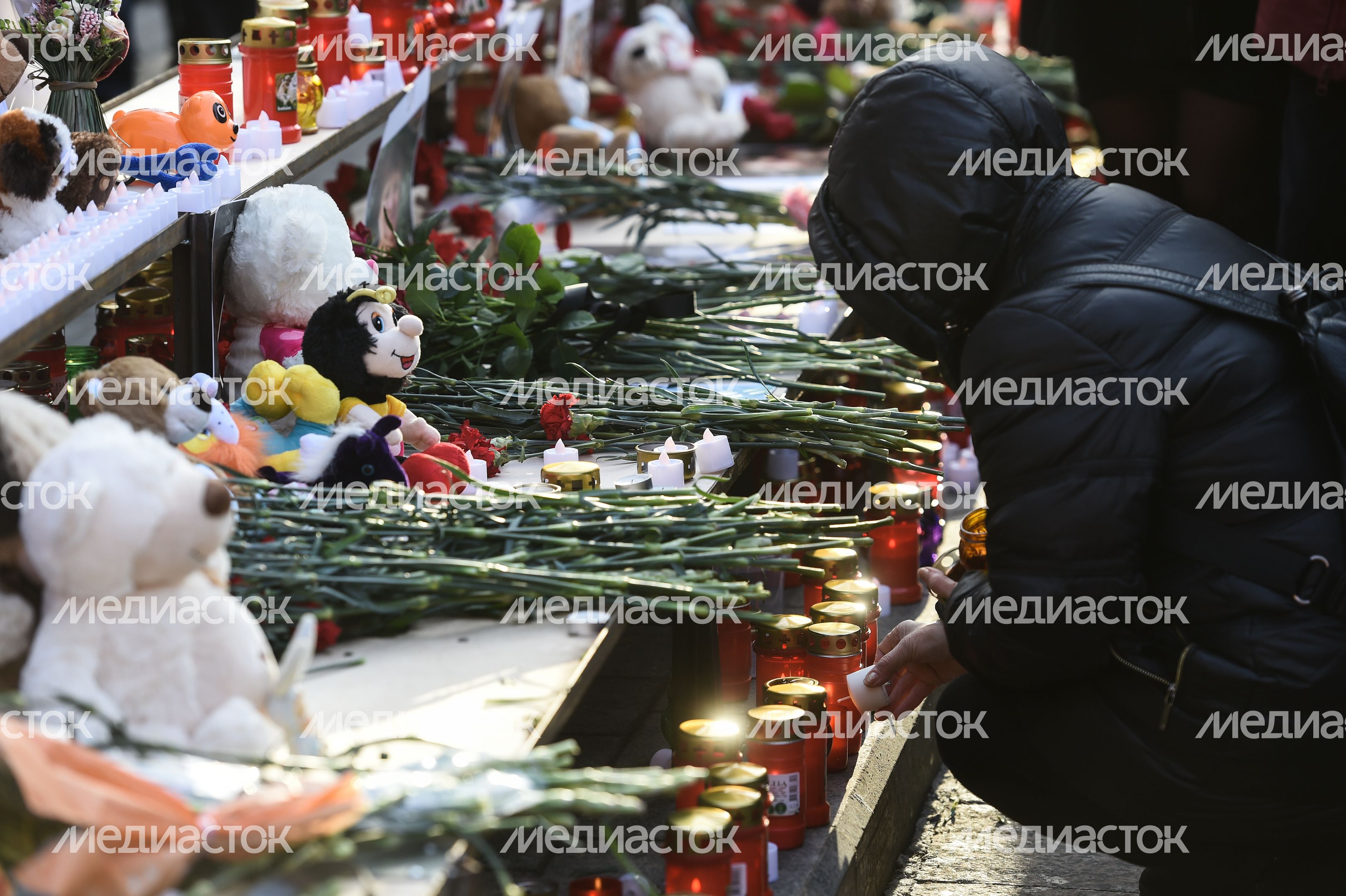Акция в память о погибших в Кемерове на Манежной площади в Москве