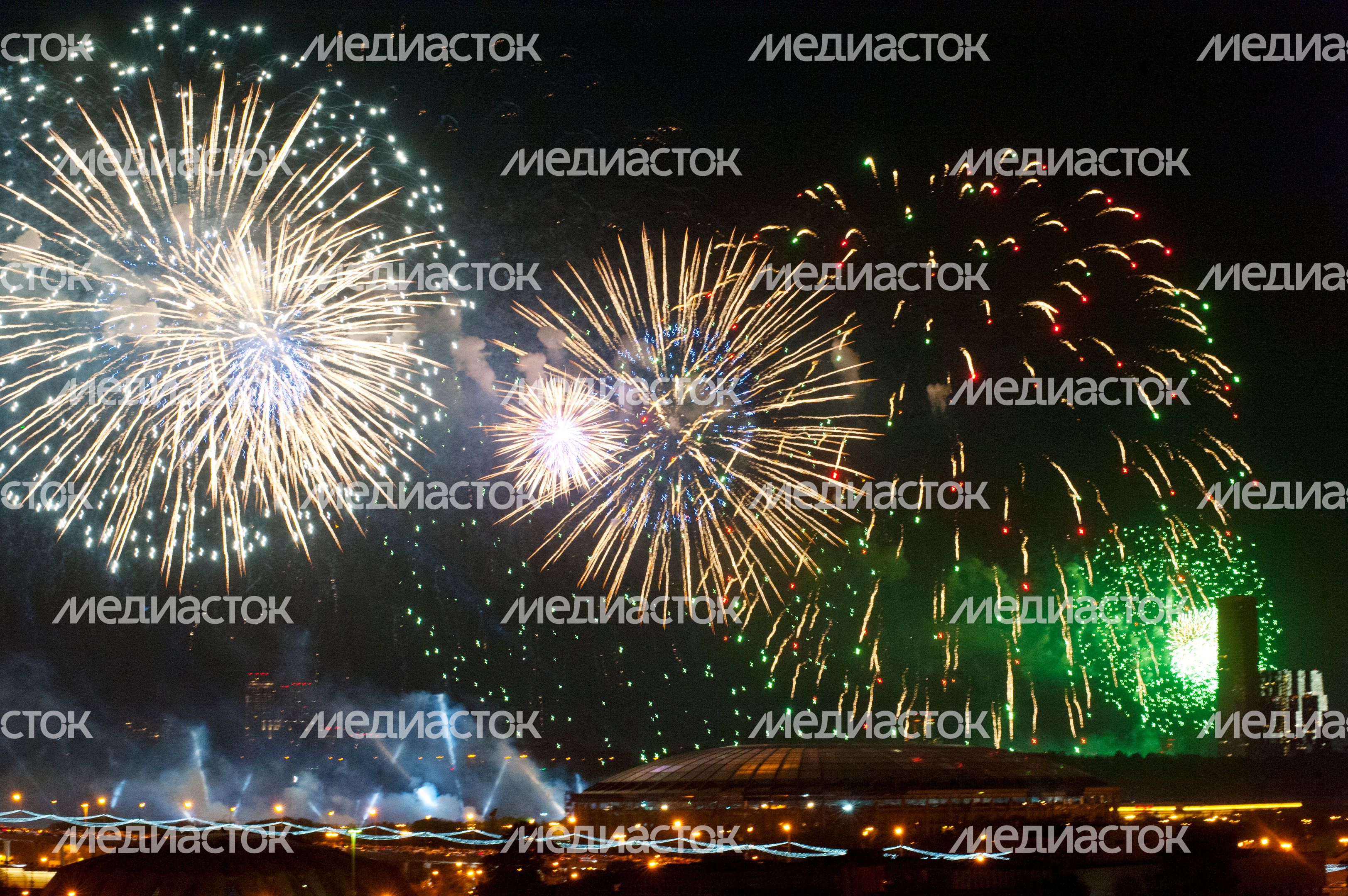 Праздничный салют на День Победы в Москве