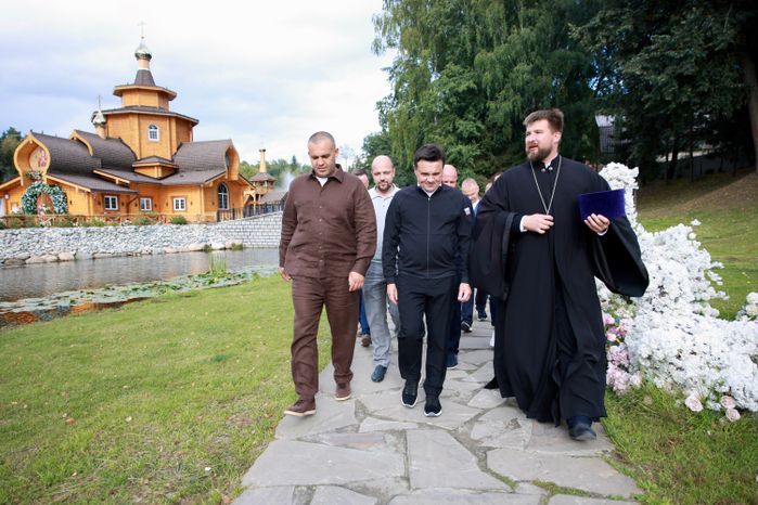 Андрей Воробьев и Умар Кремлёв посетили благоустроенный парк "Сераксеево" в г.о. Серпухов