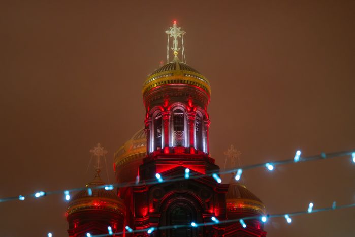 Новогодняя иллюминация на Соборной площади Главного храма Вооруженных Сил России в парке «Патриот»