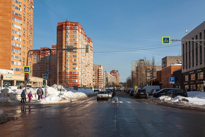 Зимние виды улиц города Дзержинский