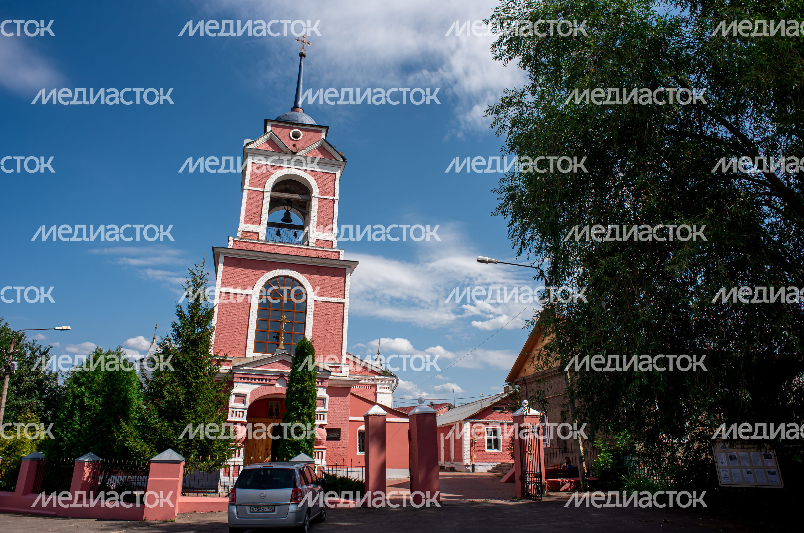 Летние виды церкви Флора и Лавра