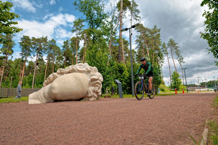 Первый велозаезд серии Gran Fondo Gravel Race в парке Малевича Одинцовского округа у арт-объекта «Античная голова»