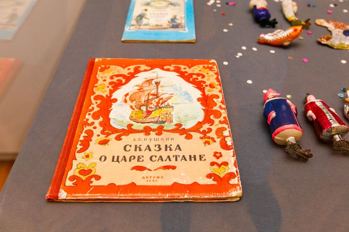 Новогодняя выставка "Здравствуй, Дедушка Мороз!" в музее-заповеднике "Горки Ленинские"