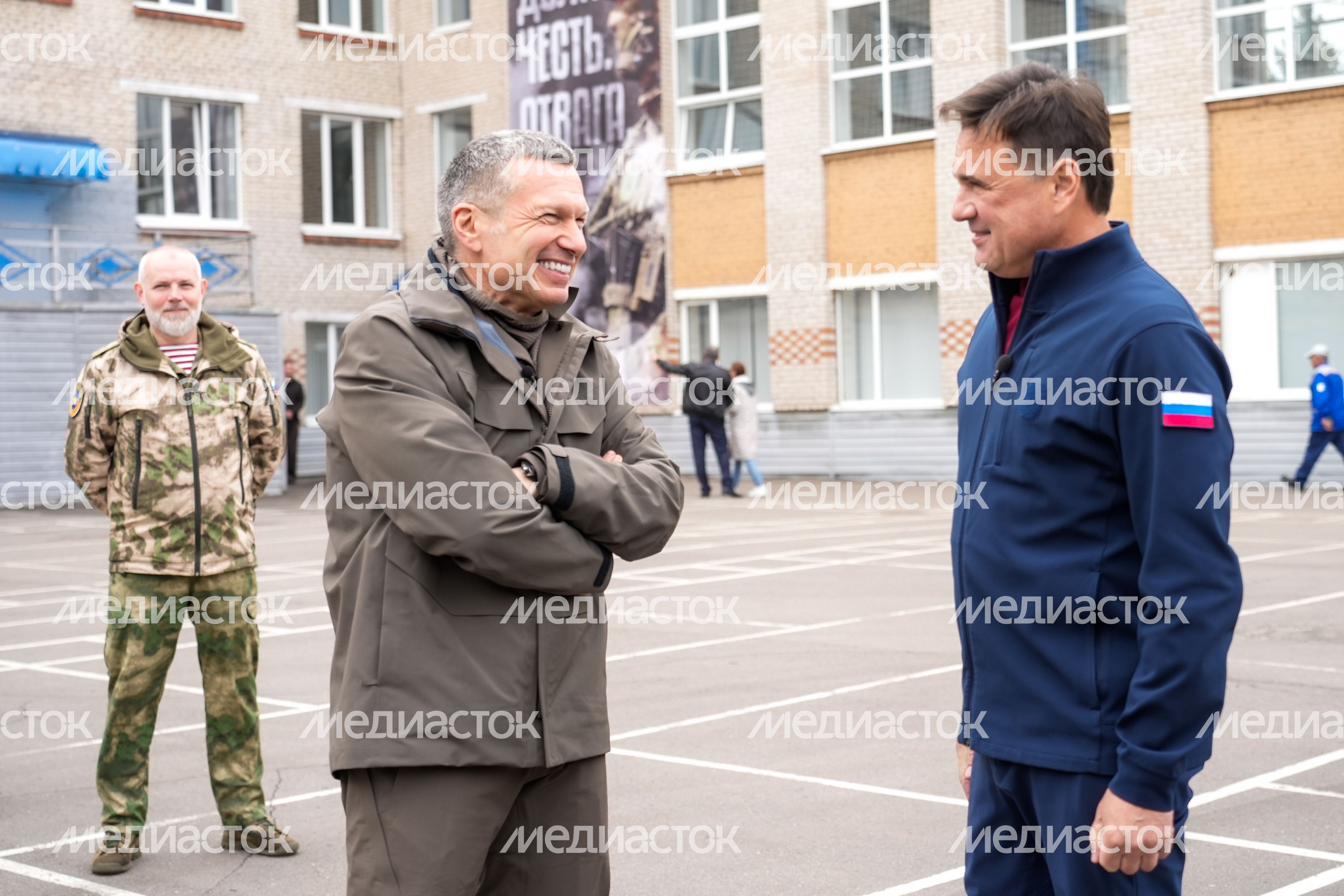 Андрей Воробьев и Владимир Соловьев посетили центр спецподготовки "Витязь" в Балашихе Андрей Воробьев и Владимир Соловьев посетили центр спецподготовки "Витязь" в Балашихе
