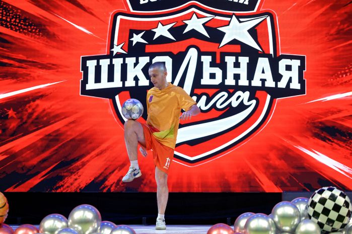 Футболист Андрей Харламов показал участникам школьной футбольной лиги фристайл с мячом