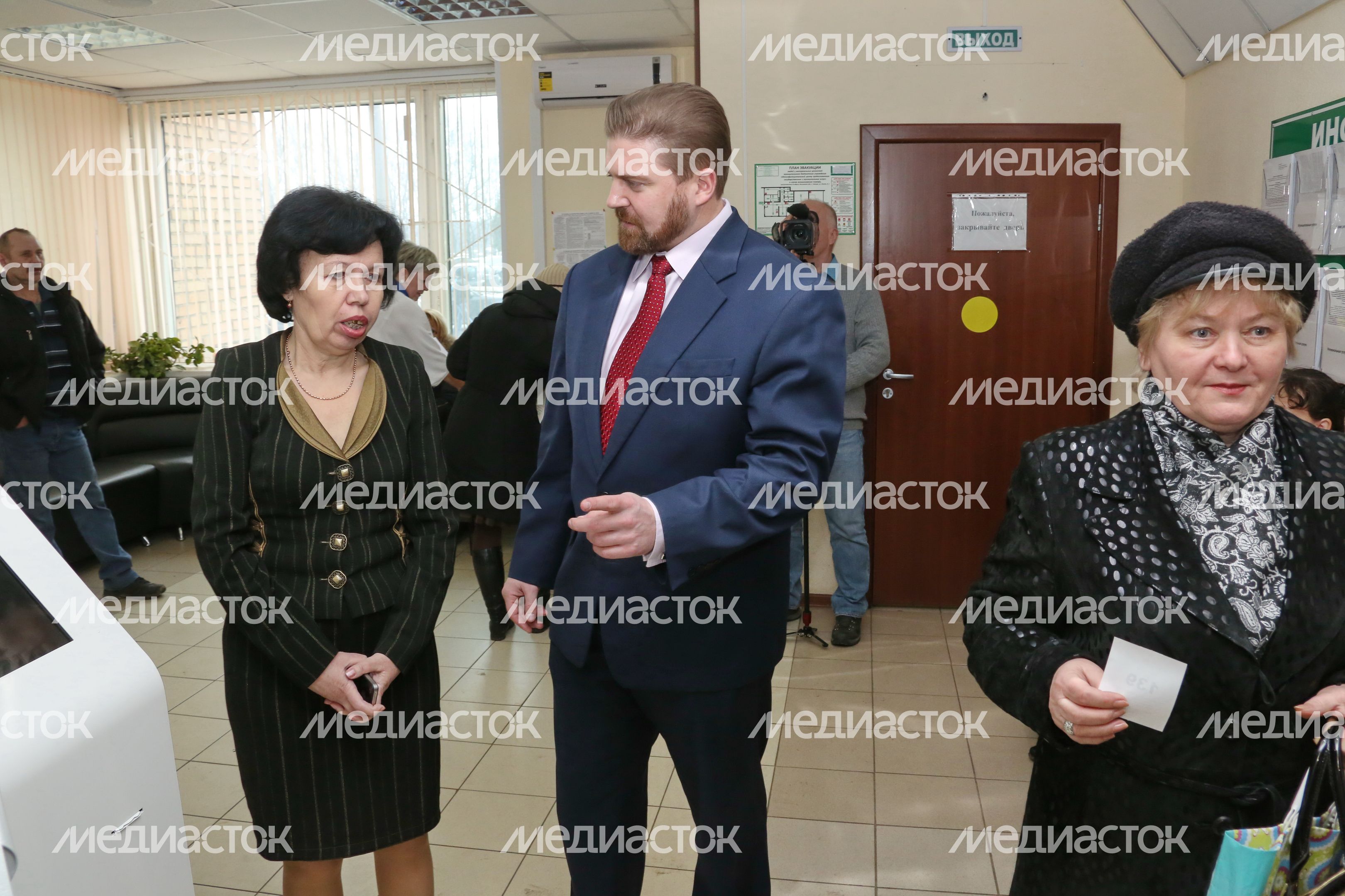 Глава Каширского района Д. Бобров посетил МФЦ в Кашире Глава Каширского района Д. Бобров посетил МФЦ в Кашире