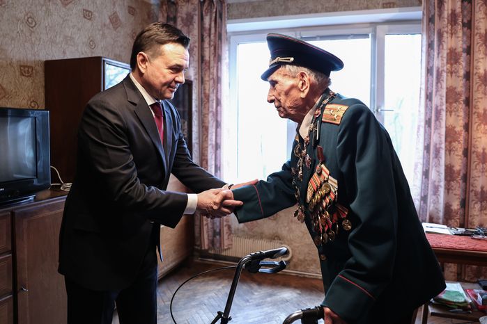 Губернатор присвоил знание Почетного гражданина ветерану Великой Отечественной войны Александру Золотову