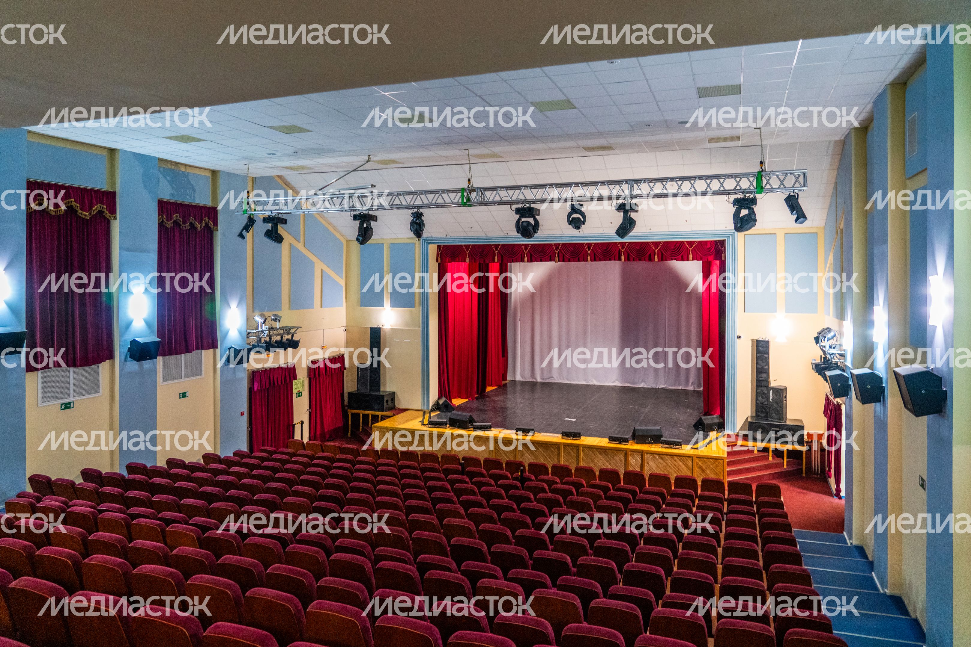 Концертный зал в Доме культуры «Луч» села Петрово-Дальнее округа Красногорск Концертный зал в Доме культуры «Луч» села Петрово-Дальнее округа Красногорск