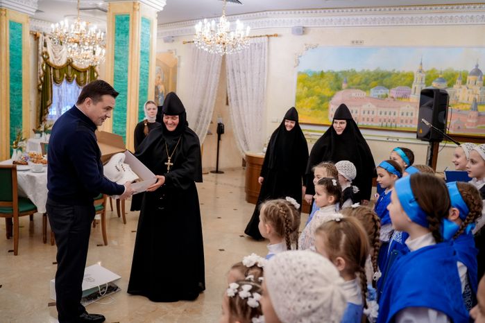 Андрей Воробьев поздравил с Новым годом воспитанниц детского приюта при Покровском монастыре