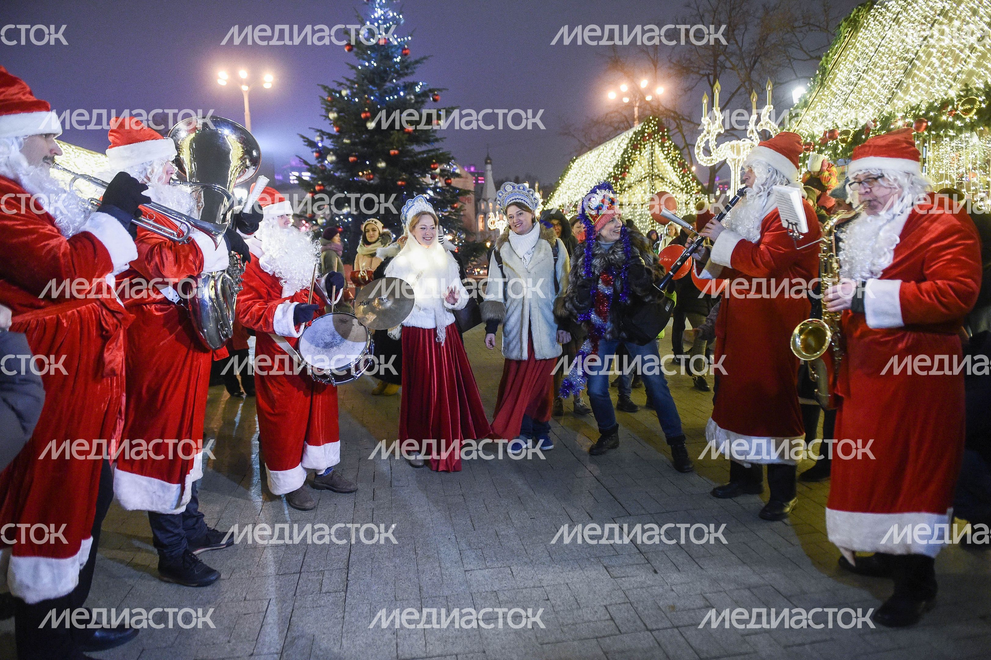 Парад Снегурочек в Москве