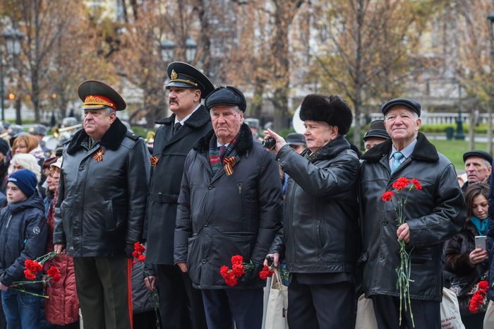 Торжественный марш в честь парада 1941 года на Красной площади в Москве