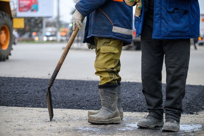 Рабочие Мособлводоканала укладывают асфальт в Орехово-Зуево после ремонта водопровода