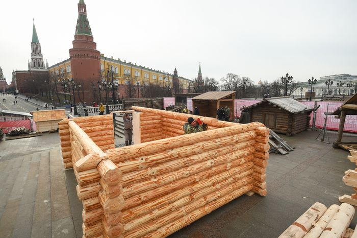 Монтаж инсталляций для фестиваля «Московская Масленица» на Манежной площади