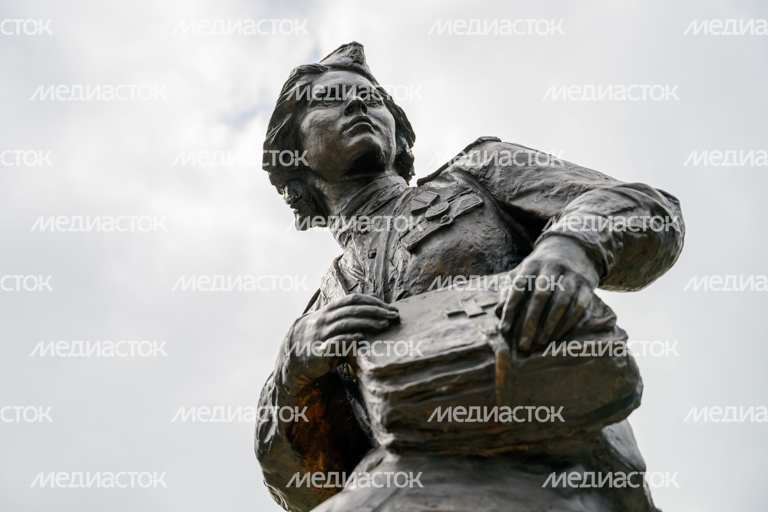 Памятник женщине-санинструктору у Пушкинской клинической больницы