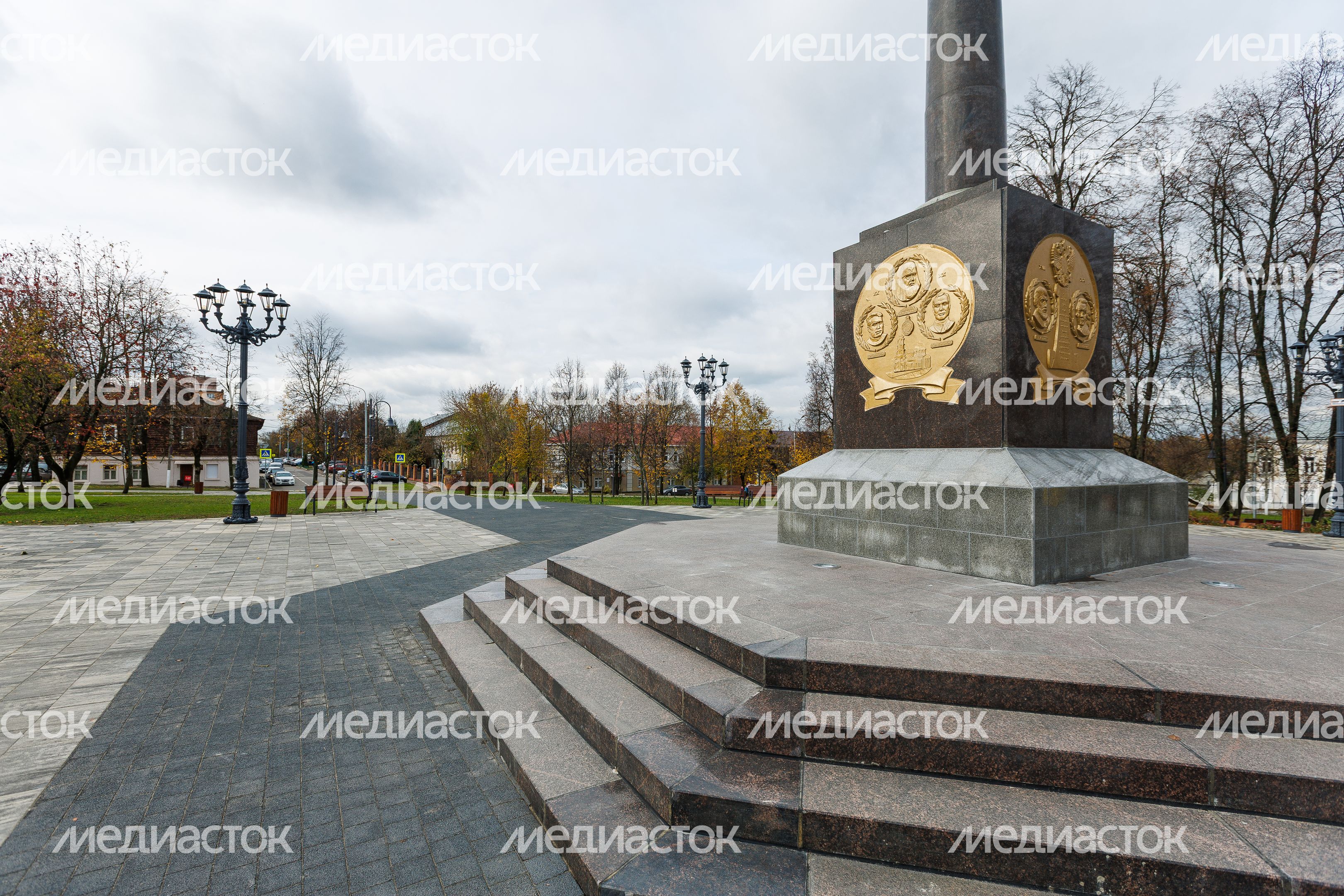 Памятник Екатерине II в сквере Бугрова в Ногинске осенью Памятник Екатерине II в сквере Бугрова в Ногинске осенью