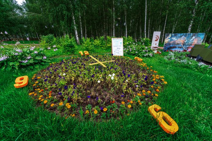 Клумба посвящена городу воинской славы Анапа на фестивале флористики и дизайна «Вальс цветов» в Сестрорецком парке города Клин