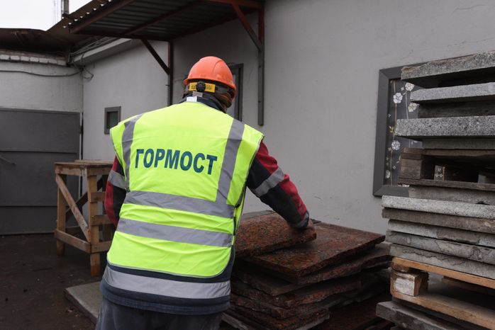 Процесс обработки гранитного камня специалистами ГБУ «Гормост» для облицовки стен подземных пешеходных переходов в Москве