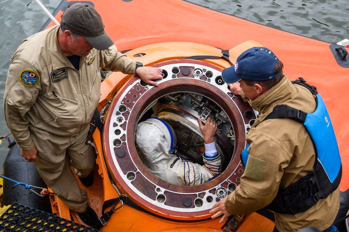 Тренировка космонавтов по действиям после посадки на воду в Ногинске