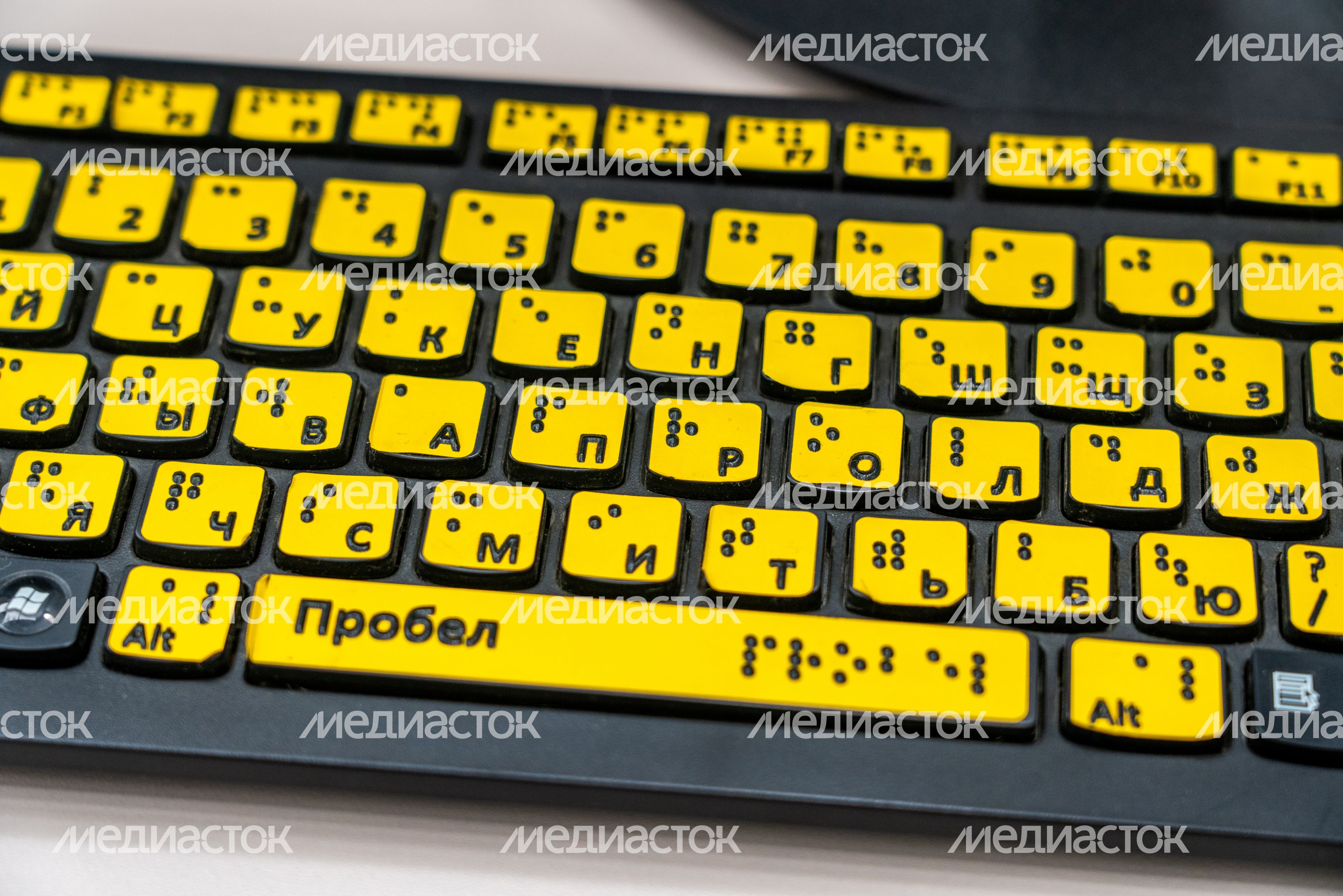 Клавиатура для компьютера со шрифтом Брайля в модельной библиотеке «Компас» во Власихе
