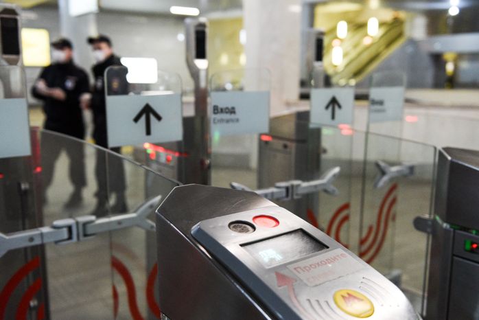 Проверка электронных пропусков в московском метро