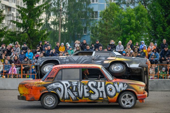 Невероятные трюки на автомобилях на шоу каскадеров в Чехове