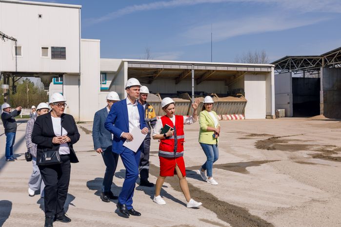 Всеволод Волосевич с отраслевыми заместителями глав округов посетил асфальтобетонный завод в Солнечногорске