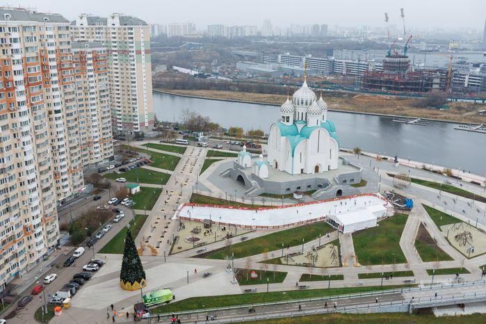 Каток под открытым небом в Павшинской пойме у Никольского собора Красногорска