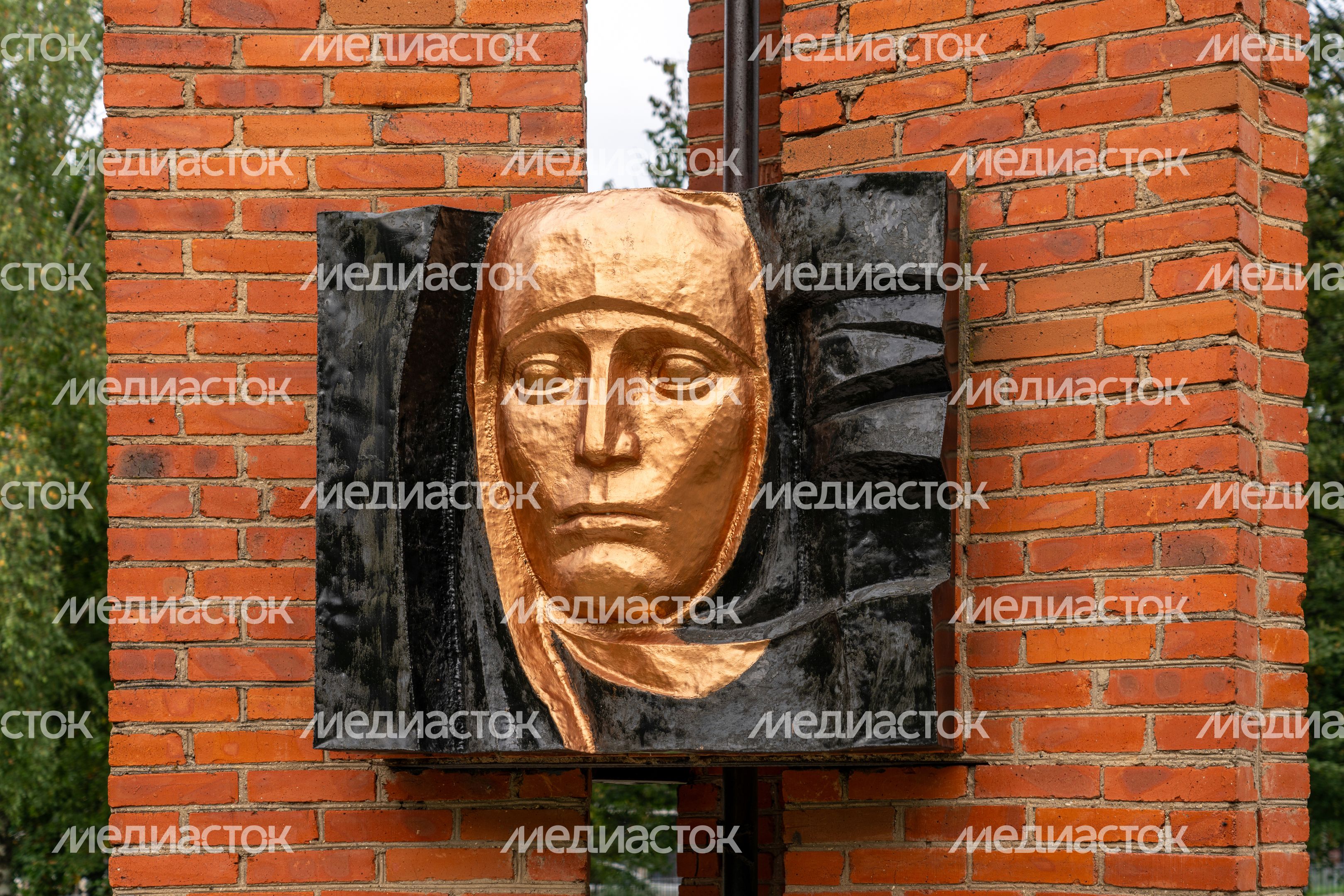 Памятник советскому народу и армии-победительнице в парке Победы Волоколамска